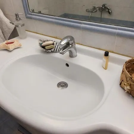 Urban Cosy 2 Bd Apt Near Metro With Balcony