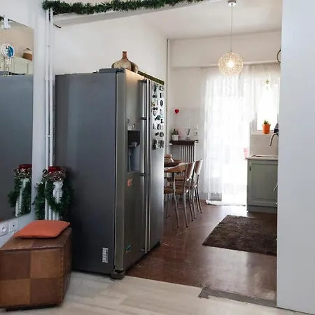 Urban Cosy 2 Bd Apt Near Metro With Balcony