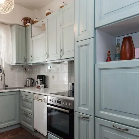 Urban Cosy 2 Bd Apt Near Metro With Balcony