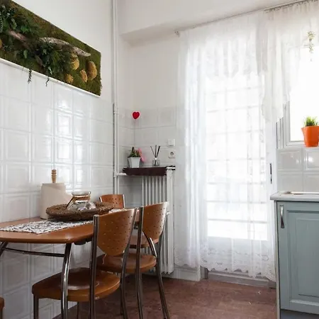 Urban Cosy 2 Bd Apt Near Metro With Balcony Apartment